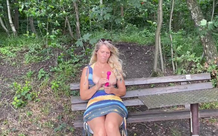 SweetSusi: 在长凳上用振动器自慰