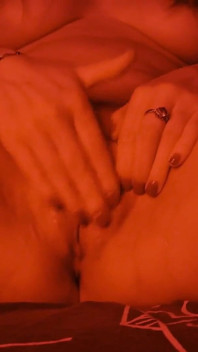 Real teen 18+ si masturba davanti alla videocamera e viene con grandi tette, Figa in solitaria 4K