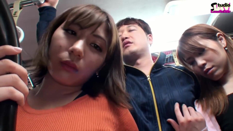 Studio JAV Launcher: Kepergok di keramaian, istri nakal ini balik meja dan mainin...