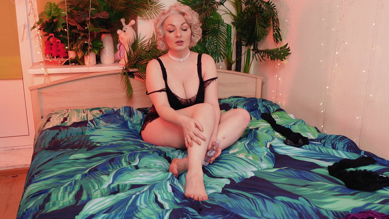 Arya Grander: 穿着黑色尼龙丝袜和赤脚的性感熟女被双腿挑逗：恋足癖视频arya grander