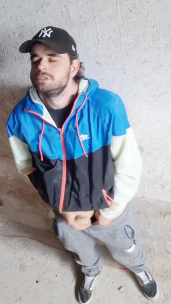 jerkofflover: एक परित्यक्त इमारत में जहां मैं हस्तमैथुन करने जाता हूं