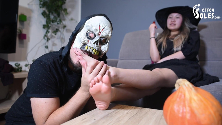 Czech Soles - foot fetish content: Halloween noční uctívání magických nohou (Speciální)