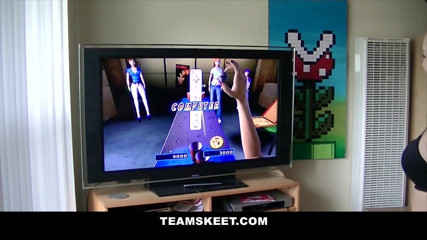 Team Skeet: Čerstvá nová holka Stacie Jaxxx selže ve striptýzové videohře a...
