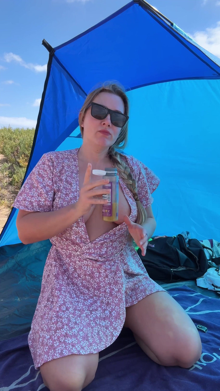 Emma Voyeur: Il Exhibe Sa Chatte Dehors Dans Une Robe Enveloppante, Pas...