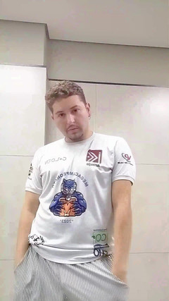 Marcosninfo: Saya hampir ditangkap oleh pengawal keselamatan yang menunjuk-nunjuk di bilik...