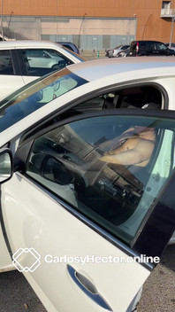 Parcheggio masturbarsi - accarezza duro vicino al Decathlon, rischiando tutto