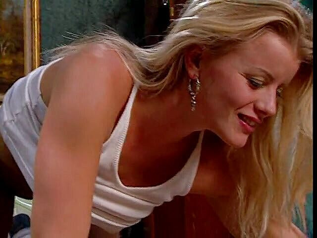 Hardcore Babes: Si cantik blonde dibajak dubur di atas katil