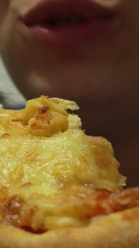Kolacja pizzy Giantess ma dziki zwrot Mały człowiek staje się topping