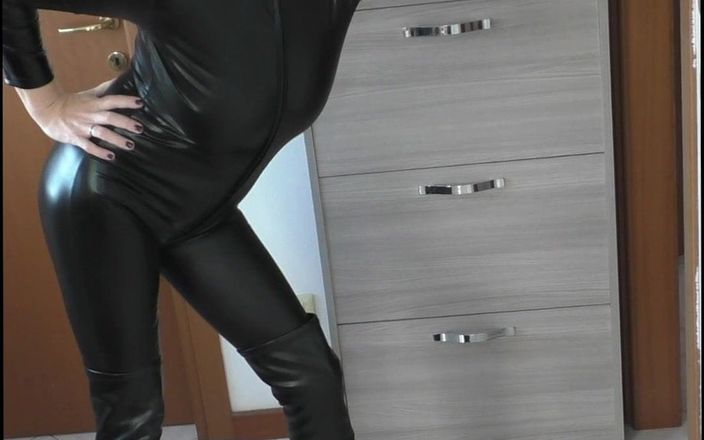 Mature cunt: PVC catsuit and boots posing