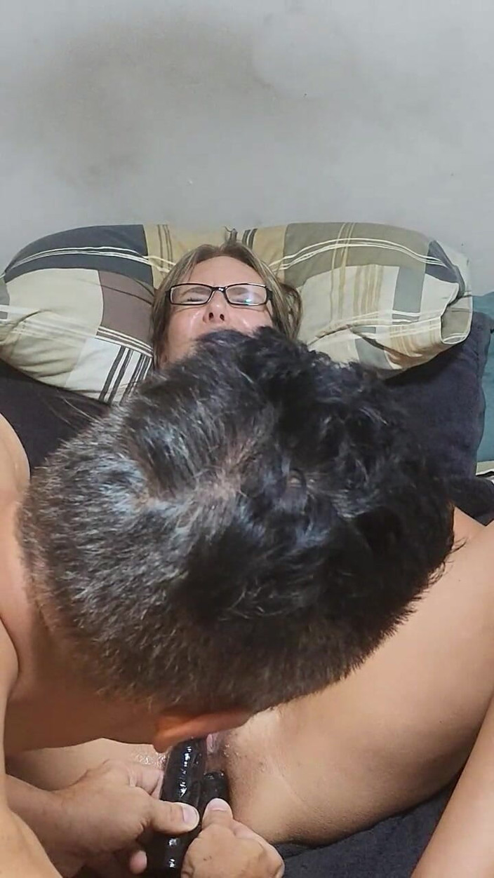 Marky_and_Lexie: Vibrator negru cu penetrare dublă se termină cu cremă