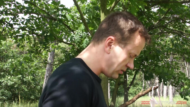 Czech Pornzone: Süße katze liebt es, ihre muschi im freien gefickt zu...