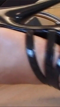 Cewek sange rambut pirang ini dientot habis-habisan sama kontol besar sampai dicrot di mulut