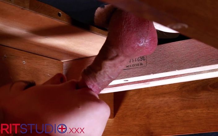 Brit Studio: Une étudiante rousse sexy suce une bite sous la table de...