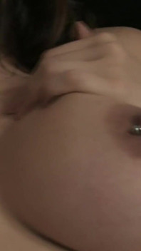Rondborstige brunette babe vingert en speelt met haar natte poesje tot een orgasme