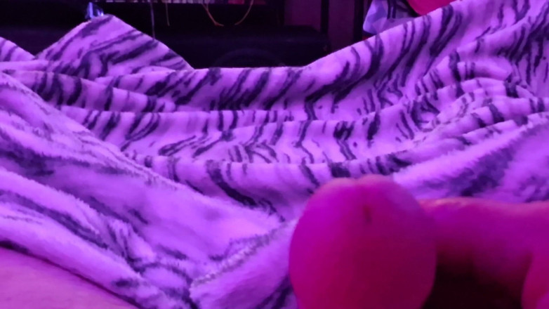 Pantygee: Excitée dans ma tenue violette