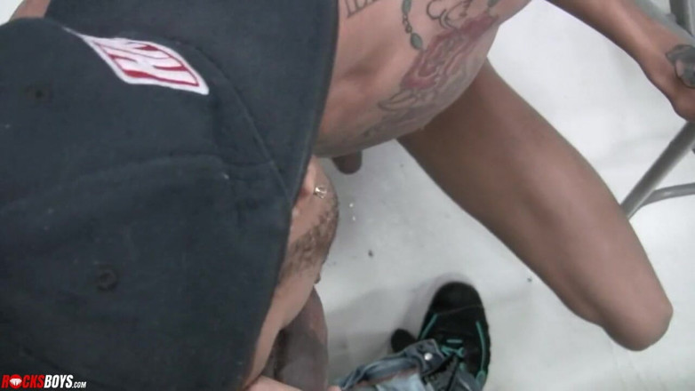 RocksBoys: 락 록카펠라 대물 자지 따먹는 법을 배우는 Leon Holt