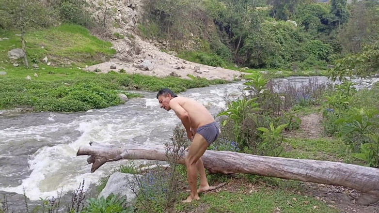 Lady: Follando junto al río al aire libre con mi madrastra...
