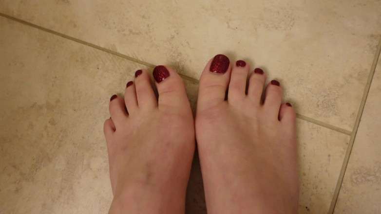 Deanna deadly: Rychlá nová pedikúra Předvečer se lesknoucí červené nehty