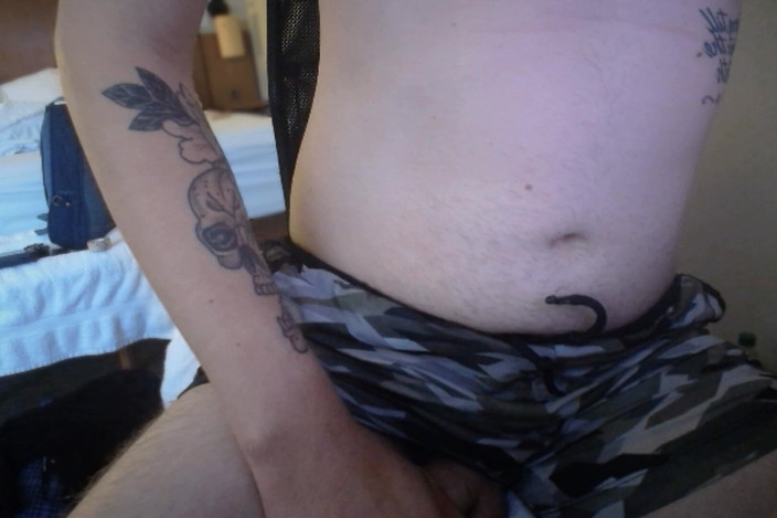 Ryan Cauthon: Exército camo shorts mostrando duro grosso bwc