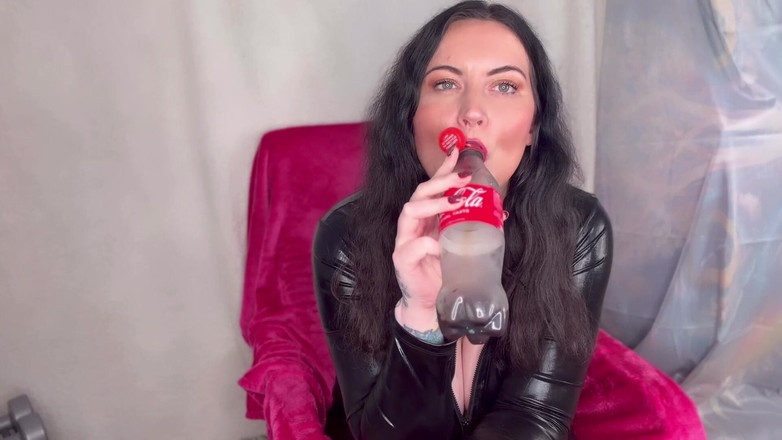 MissFFW: Bayan ffw bir şişe kolanın ve geğirmenin tadını çıkarıyor