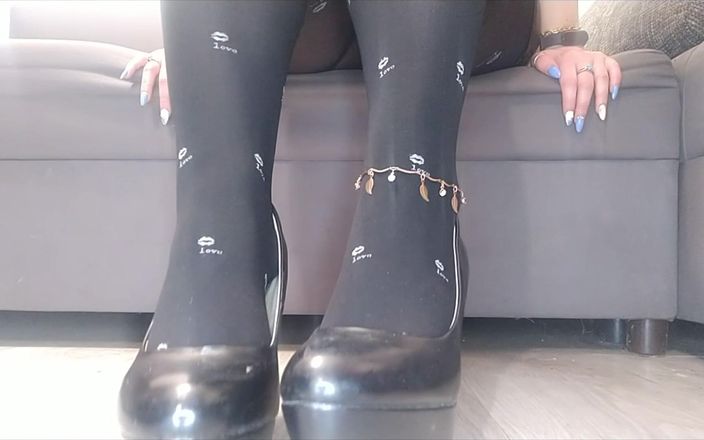 Monica Nylon: Фут-фетиш, черный нейлон и высокие каблуки