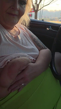 Ve veřejném zobrazení Ona Flahing Tities pro tebe