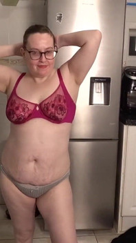 Sexy dezbrăcare de colanți Sutien top și chiloți în bucătărie