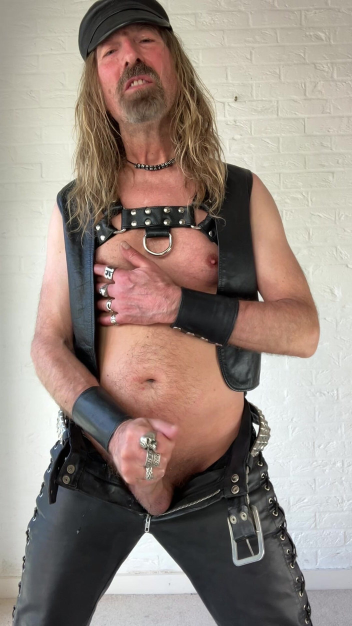 Longhairdude: Długowłosa w pełnych skórzanych wanksach i cięciach