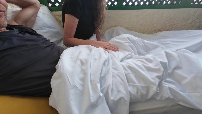 SkinnyWithAHugeDick: Otel Balkonumuzda Büyük Yarağını Azdırıyor