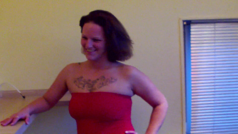 Filles Francaises: Француженка с пирсинговами сиськами показывает в любительском видео навыки сосания члена