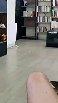 Eu o masturbo com os pés, ele fode minha buceta e meu cu e goza nos meus pés