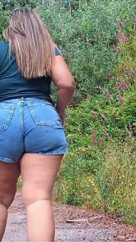 BELLA LATINA CON UN BEL SEDERE FA SESSO IN MACCHINA CON UNO SCONOSCIUTO!