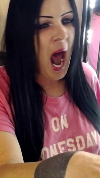 Zívající MILF dělá make-up / nehty Nějaký chat