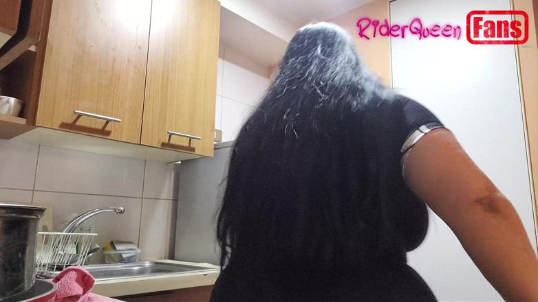 Riderqueen: Hayranlar için videolar: maskeli genç adam beni mutfakta sikiyor ve...