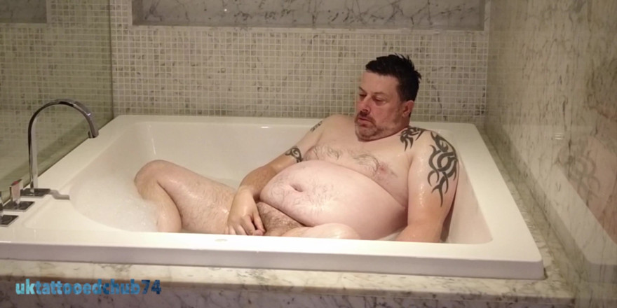 uktattooedchub74: În baia mare având o masturbare