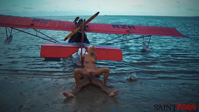 SaintPorn: Caylian curtis scopa un pilota in una spiaggia appartata