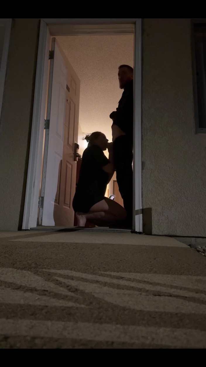Mya Lane: Ngabain kepergok! Seks di depan pintu hotel