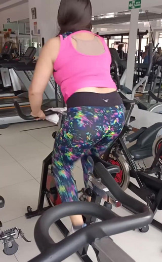 Valery Saenz xxx: 我在健身房找到了我丈夫的老板让我拍摄并给我看