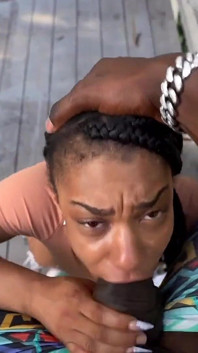 Une petite black se fait baiser dans un parc