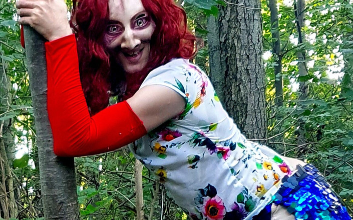 Demon Bitch: 火辣饥渴的狂野恶魔婊子独自在森林里玩得很开心