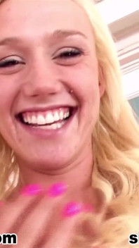 Śliczna nastolatka Rae POV Obciąganie twarzy