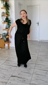 Une MILF sexy trémousse des seins naturels énormes, en bas noirs et talons hauts