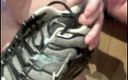 Sneaker gay: Il giovane gay succhia e annusa le scarpe da ginnastica...