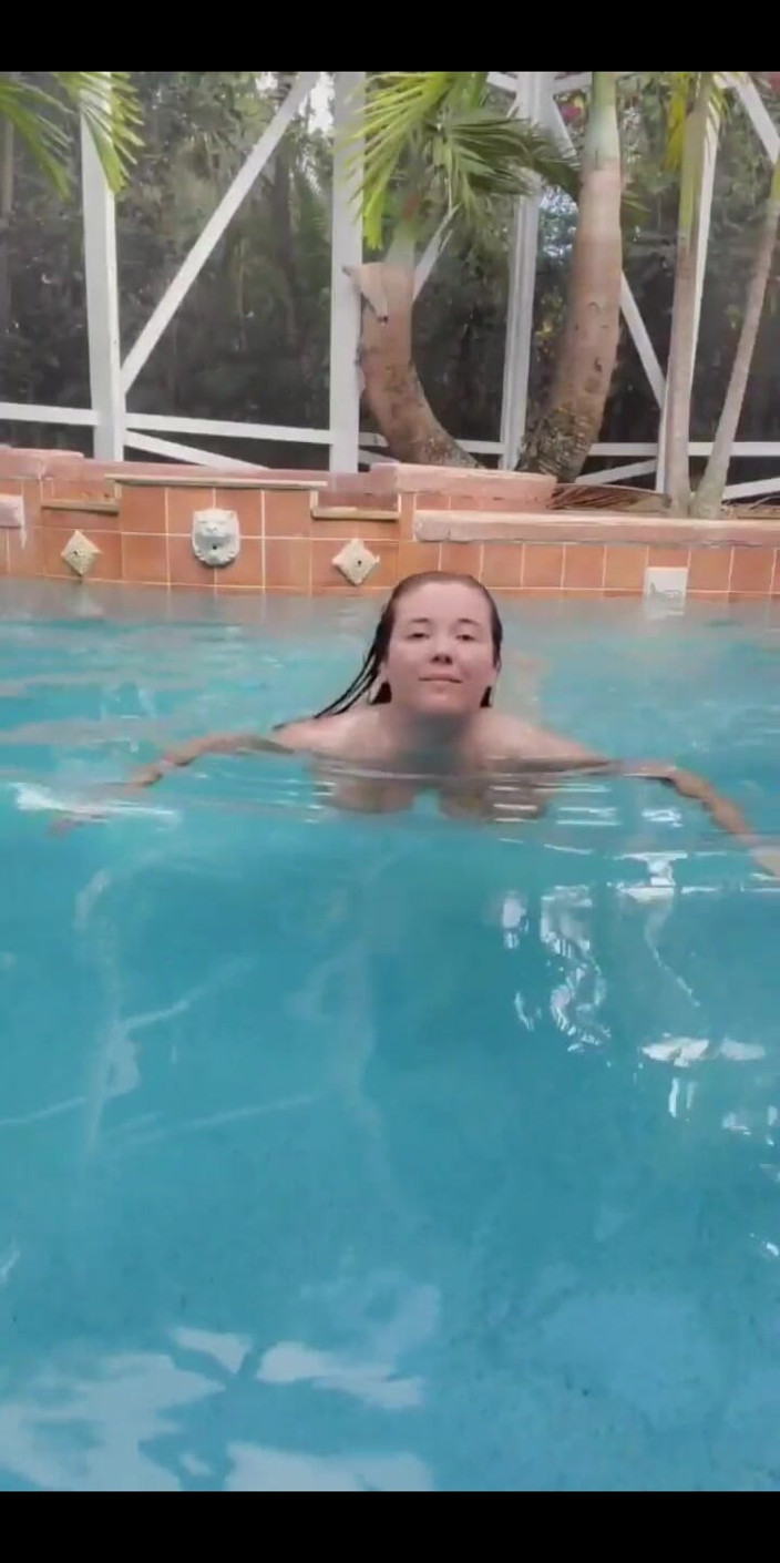 Annabelle Rogers: Nadando desnuda en la piscina!