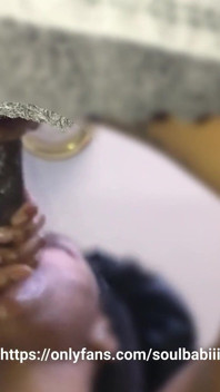 Menghisap zakar dua tangan selamba