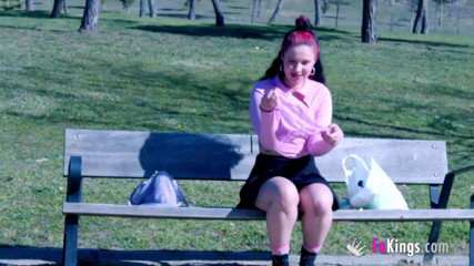 FAKings: Молода красуня купує трусики перед своєю великою сценою: день з Інною