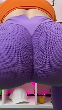 Ședință sexy de yoga cu genuflexiuni și masturbare