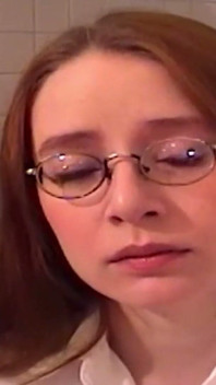 Une MILF rousse attachée pour un jeu de machine