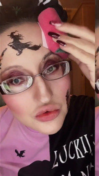 Mariquita, te haré lamer mis gafas y labios mientras gaste tu dinero