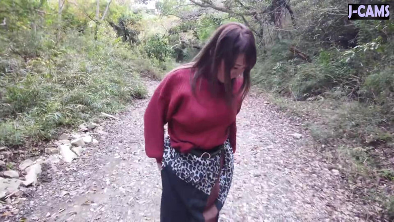 J-Cams: Жизнерадостная офисная дама с блестящими губами наклоняется крупным планом улыбаясь, как она наслаждается моментом, эпизод 2